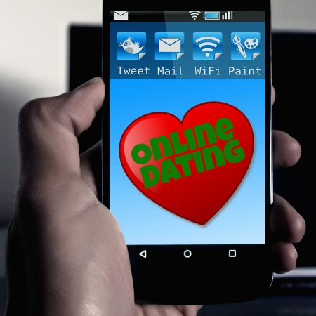 Online dating image on a phone by geralt on Pixabay at https://pixabay.com/en/online-dating-smartphone-570216/